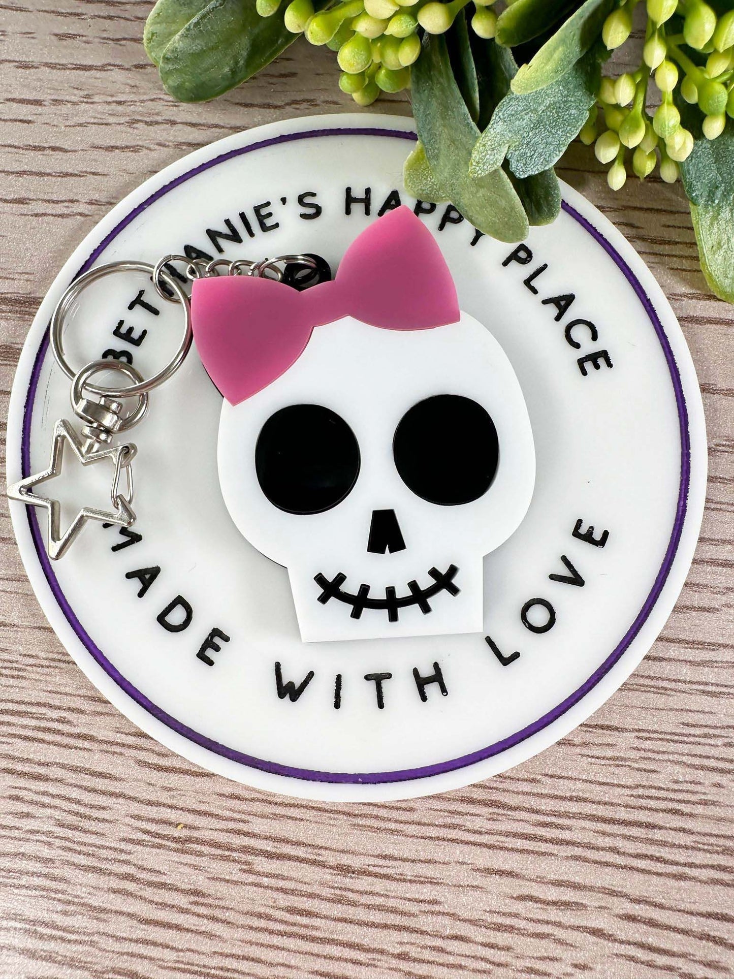 Cute girl skull keychain, acrylic keychain, handmade, skull gifts, gift for her, skeleton keychain, Halloween gifts, skull with bow