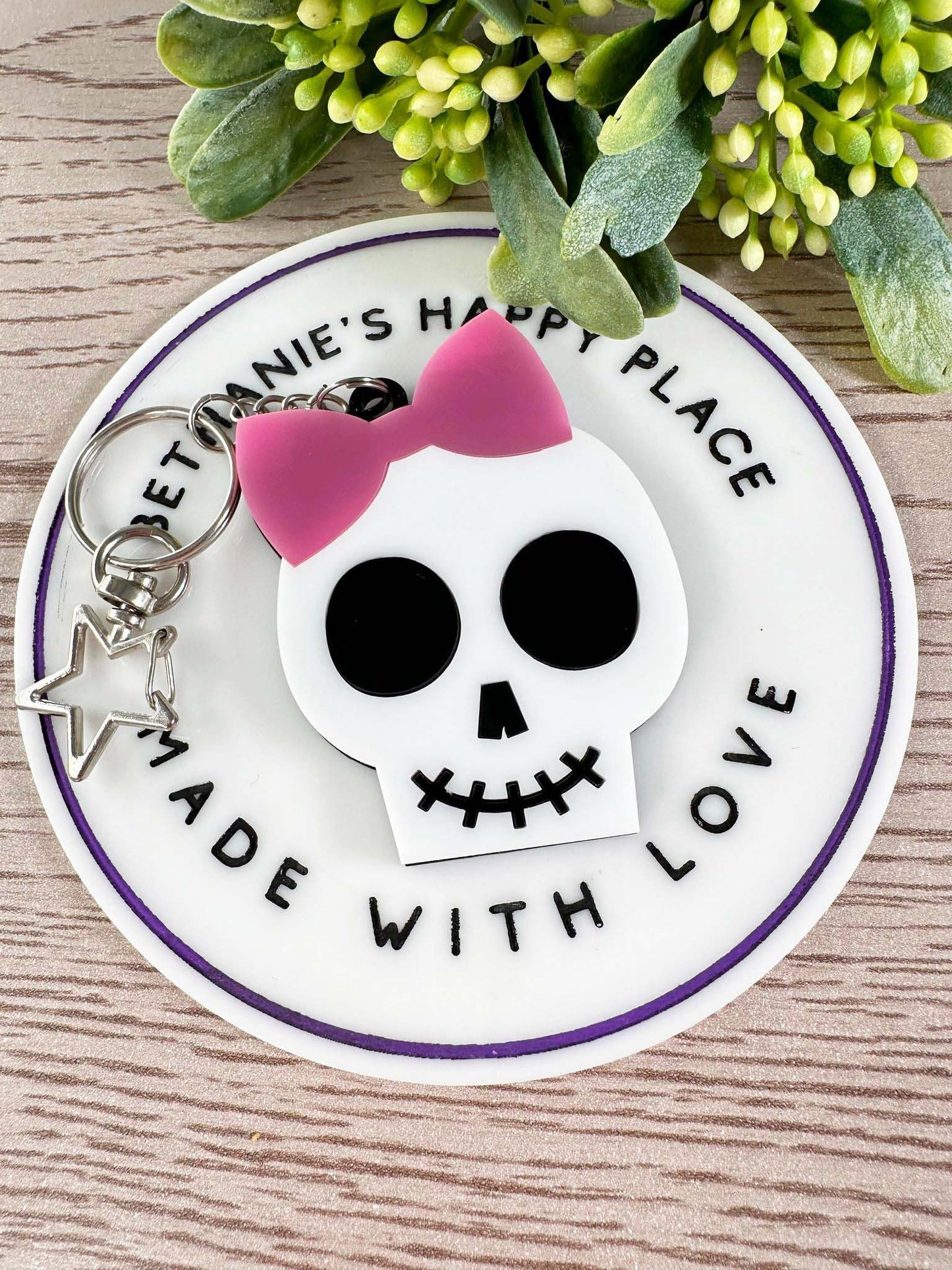 Cute girl skull keychain, acrylic keychain, handmade, skull gifts, gift for her, skeleton keychain, Halloween gifts, skull with bow