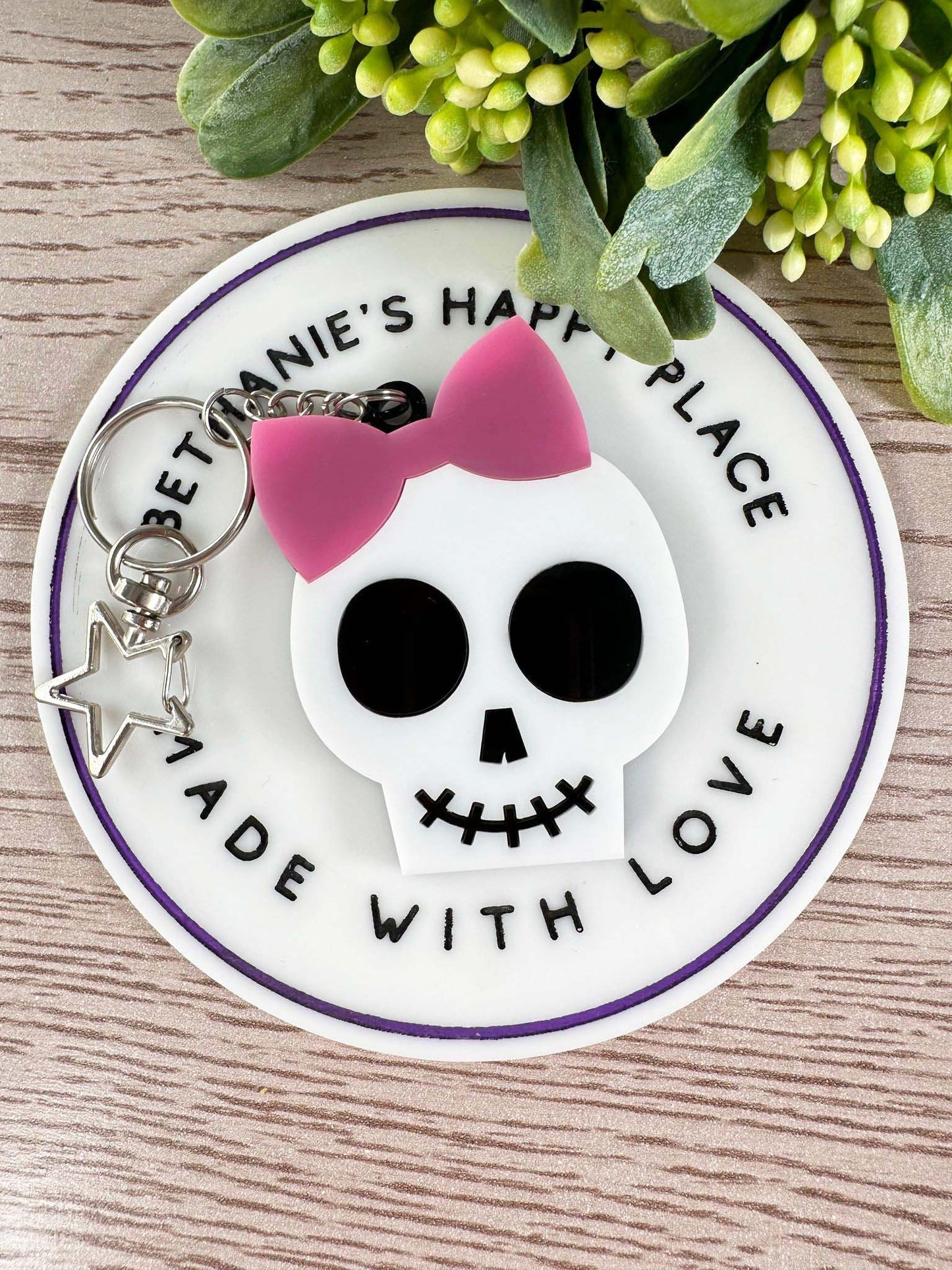 Cute girl skull keychain, acrylic keychain, handmade, skull gifts, gift for her, skeleton keychain, Halloween gifts, skull with bow